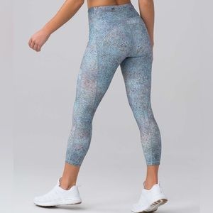 Like New Lululemon Final Lap Crop (23") Multi Sz 6